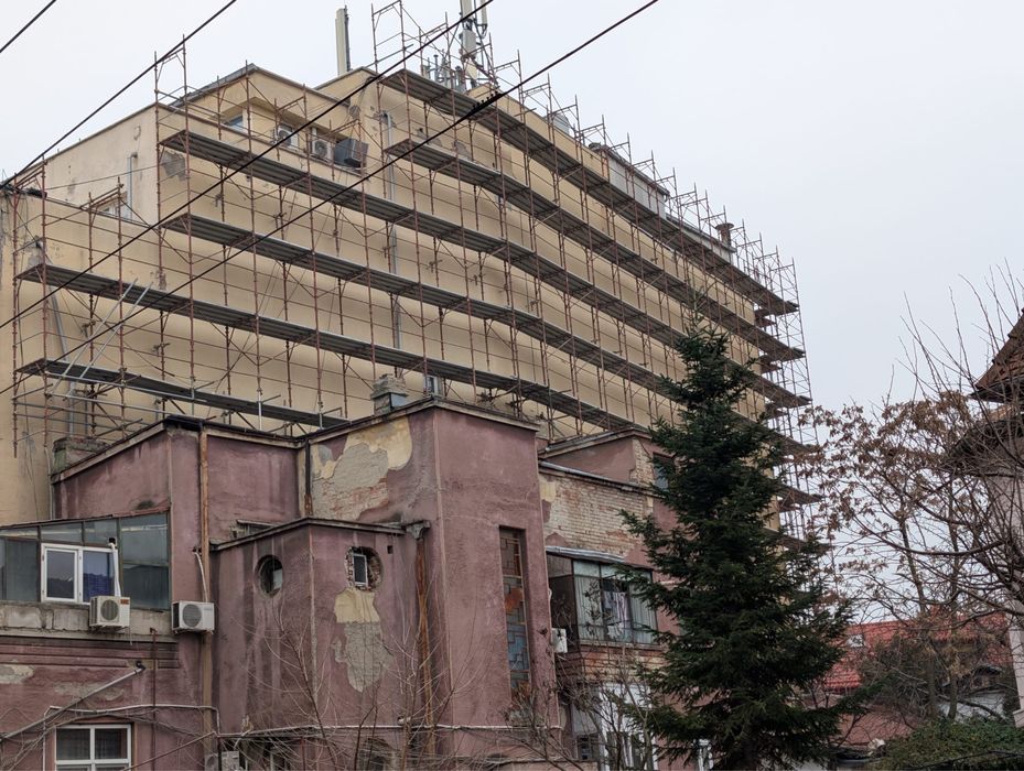 Schela metalică de fațadă – închiriere și montaj