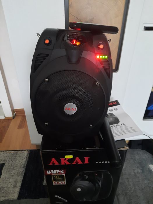 Boxa AKAI,cu microfon .NOU.