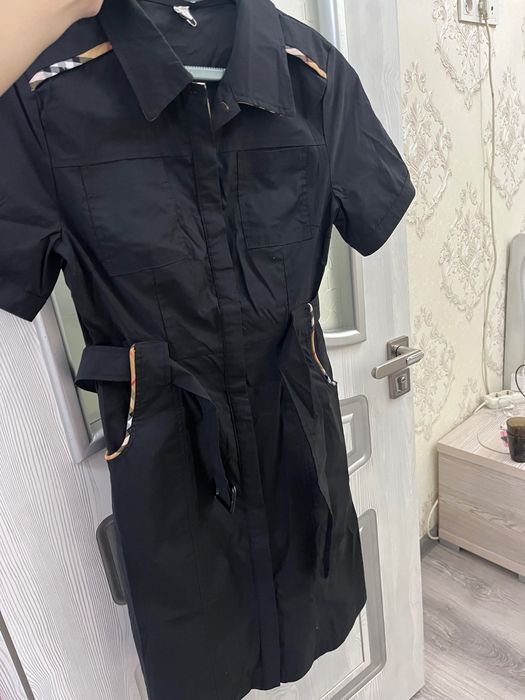 стильная черное платье с ремешком