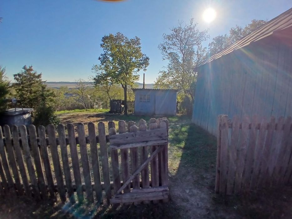 Vând casă bătrânească locuibilă