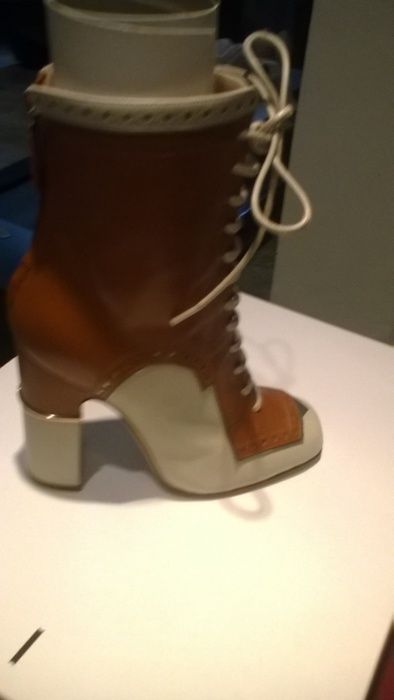 Ghete , Botine piele maro-alb POLLINI marimea 35 pret redus la 300 eur