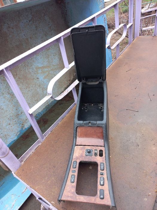 Подлокотник на 210 мерседес 98 года