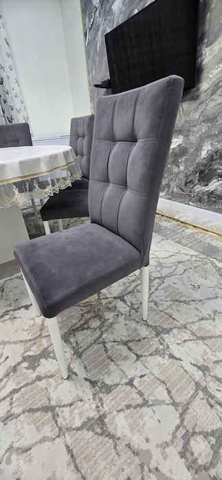 Стол и стулья в комплекте