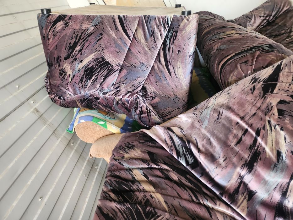 Продам диван угловой и кресло