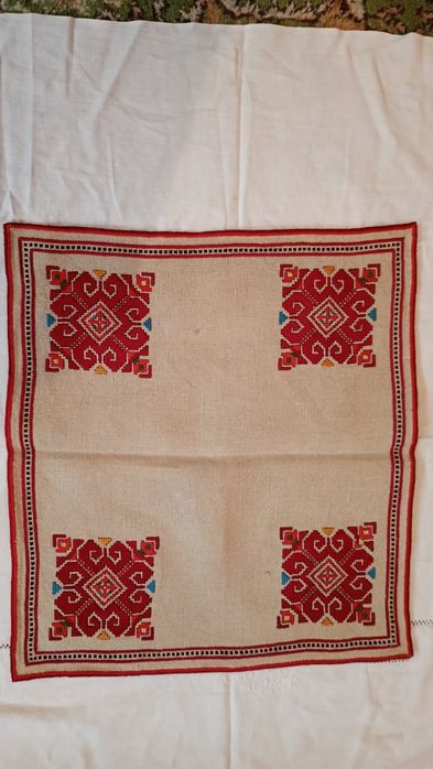 Нови Кичени халища +Нови карета българска бродерия