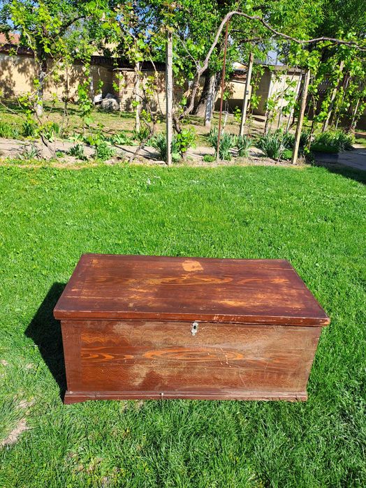 Дървен старинен сандък