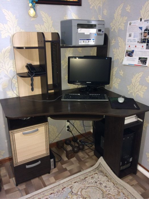 Продам компьютерный угловой стол