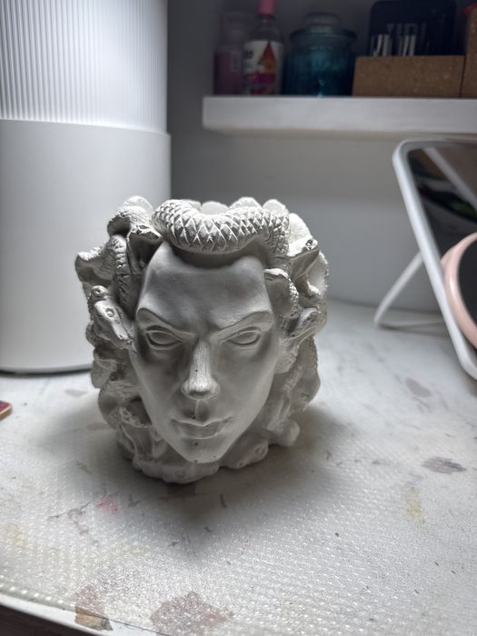 Кашпо горгона гипс