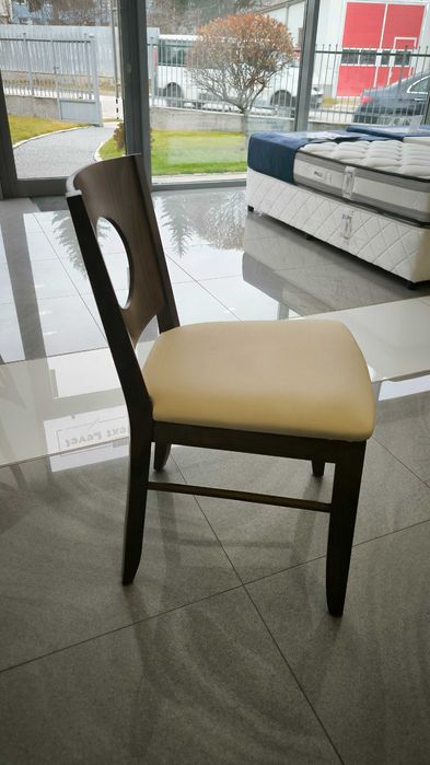 Комплект от 6 трапезни стола .