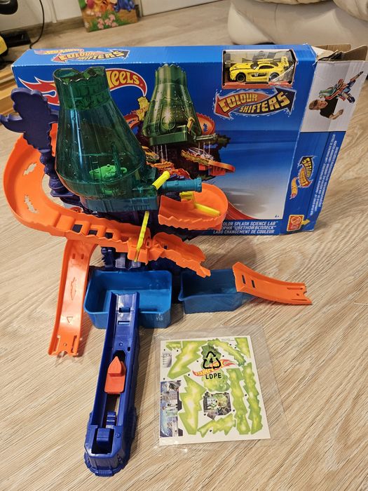 Hot wheels Burago Писта,гараж няколко нива с асансьор, без забележки!