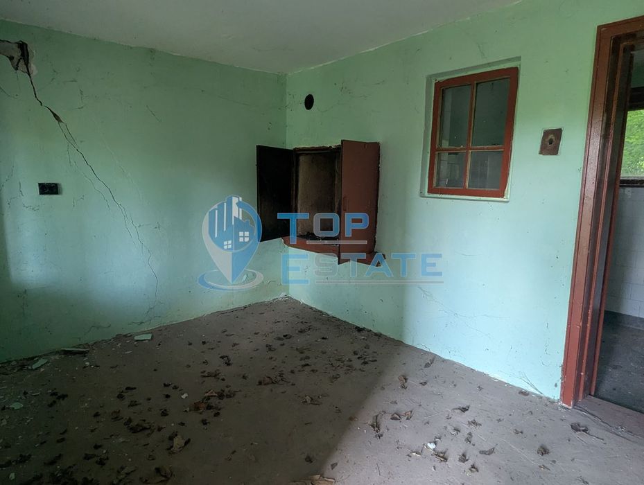 Двуетажна масивна къща с гараж и голям двор в село Сломер