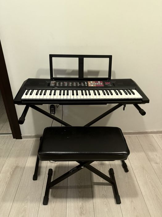 Pianina Yamaha cu suport si scaunel