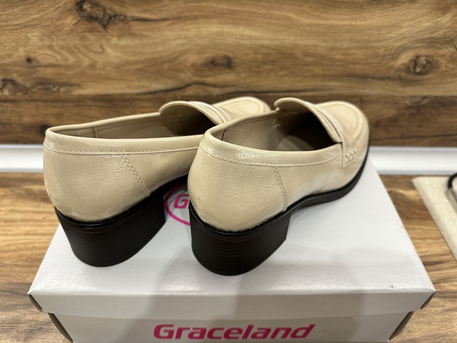 Продавам чисто нови дамски обувки