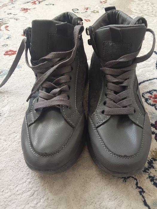 Продам кроссовки весна.осенни