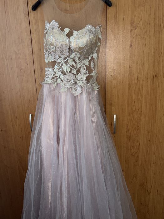 Бална рокля. Обличана един път. Без забележки.