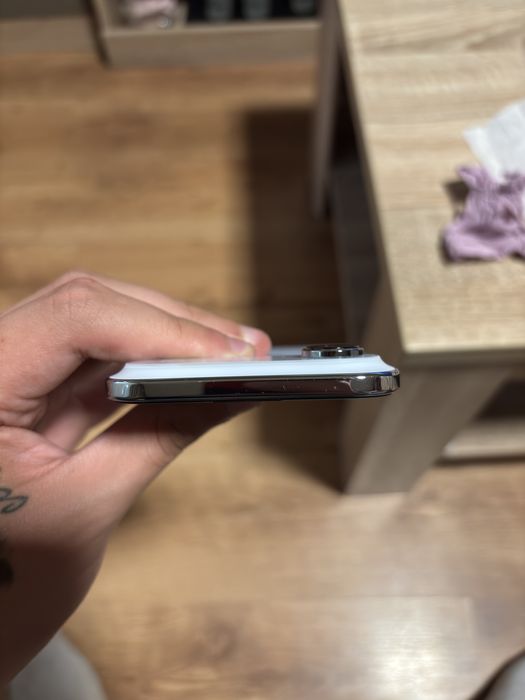Vand Iphone AIR impecabil cu incarcator si fir negociabil