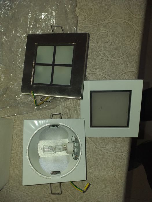 Vînd spoturi cu bec g4,intrerupator led,prize...