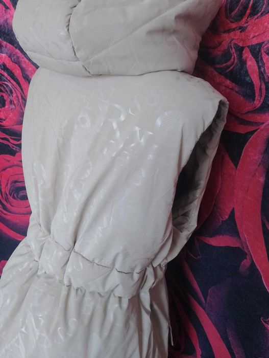 Бледо бежов дебел елек с качулка и връзки на талията Л