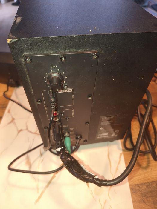 Logitech, putere totală 75W, cu subwoofer ce redă bass ul destul de cl