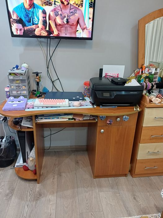 Единични легла и бюра