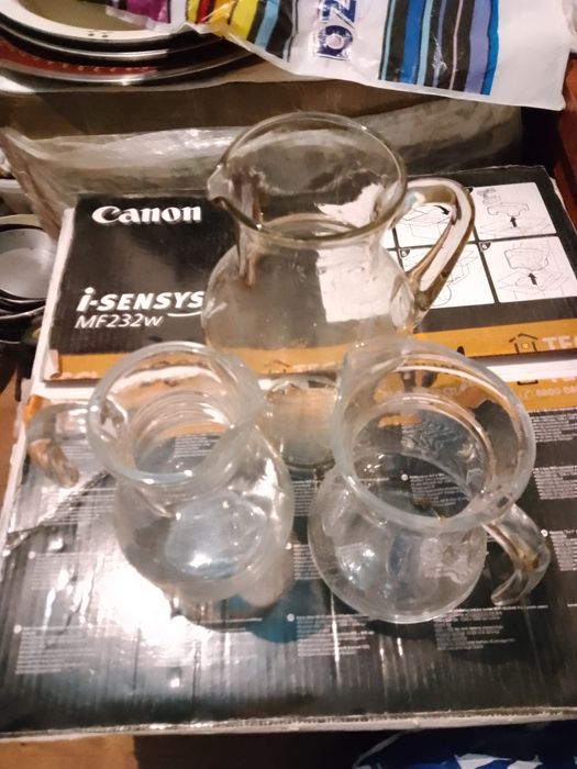 На Соб не отвечаю.Звоните.Кувшины по-600тен.Стаканы по-100тен.