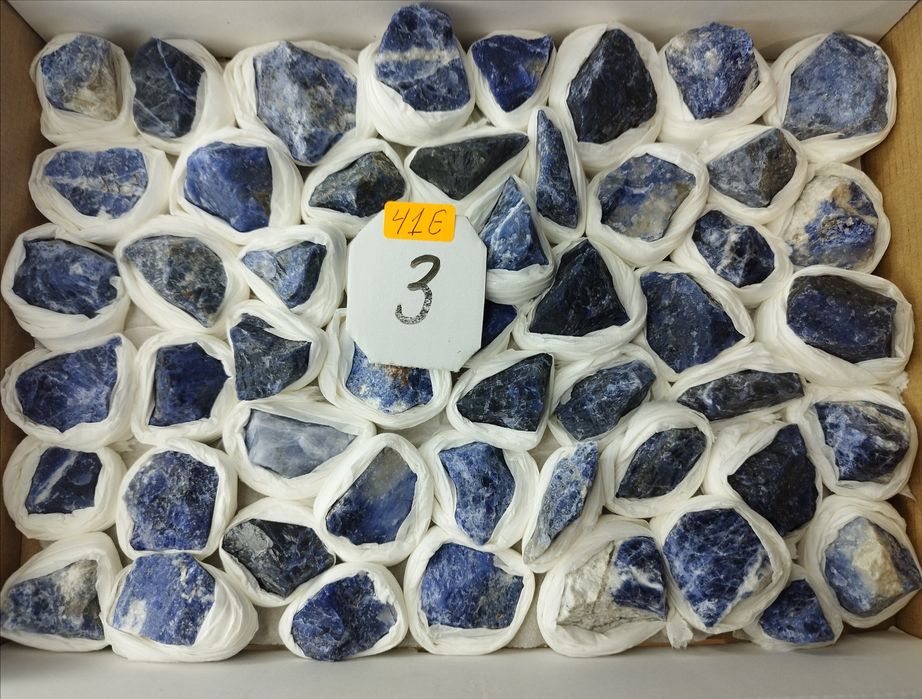 Минерали във кутии 23х30см