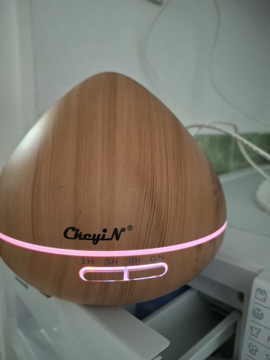 Umidificator electric cu luminițe colorate.