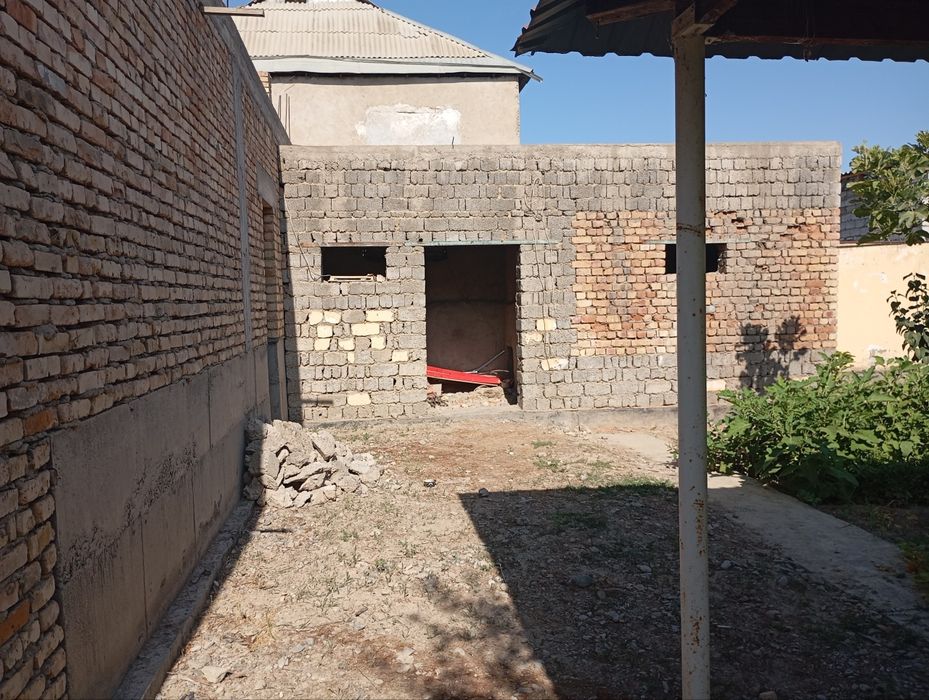 Guliston shahari Barahayot ko'chasi  Boy mahallda 7 xonali 2 qavat