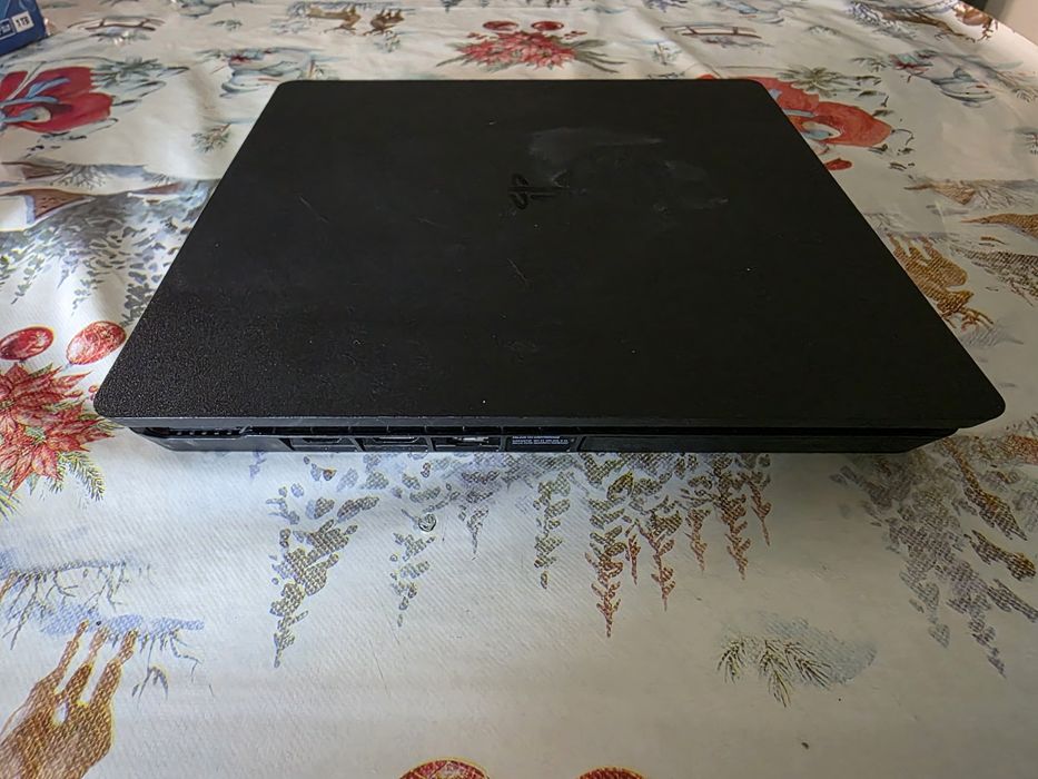 PlayStation 4 / PS4, 1TB, 2 джойстика, кутия
