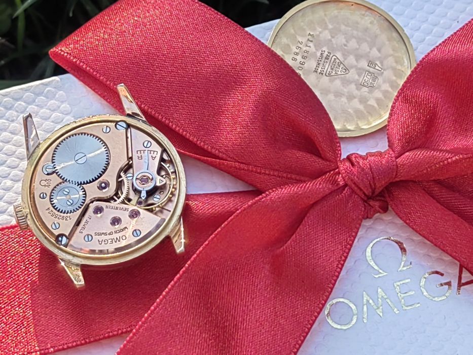 Omega  vintage din aur roz 18k este o bijuterie deosebită.