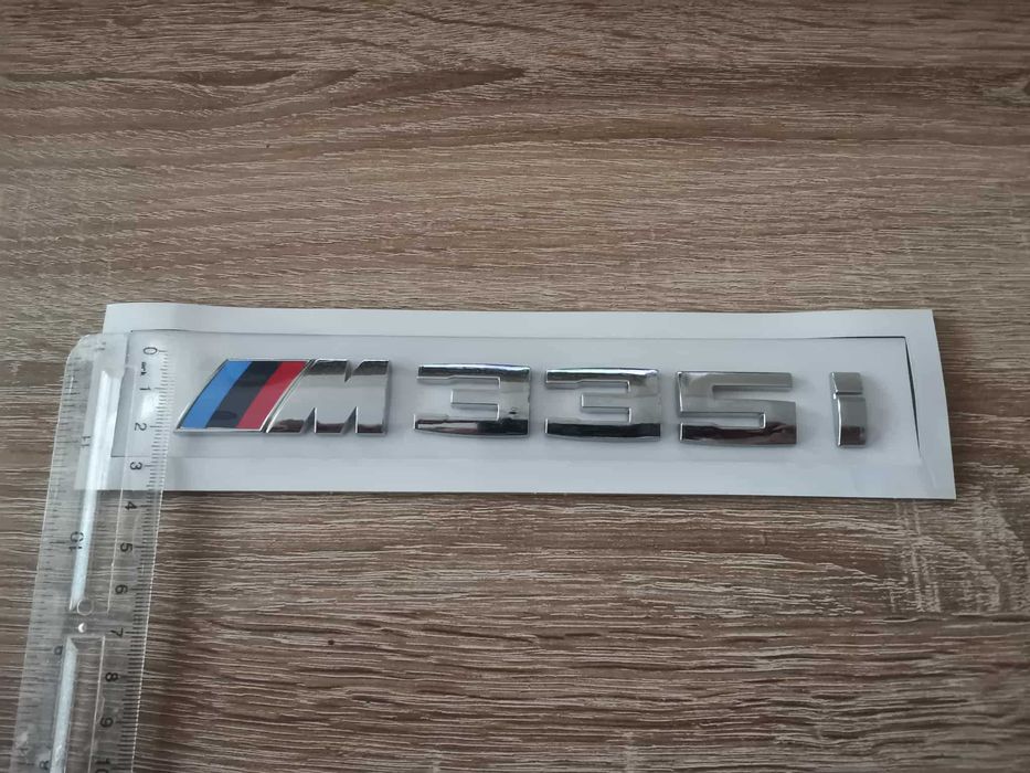 BMW М335i сребрист гланц емблема