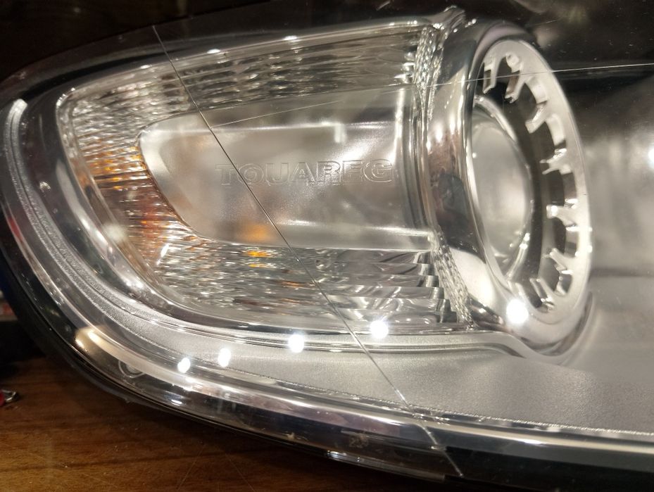 Фар десен VW Touareg 7L фейслифт – като нов – Hella
 Volksw