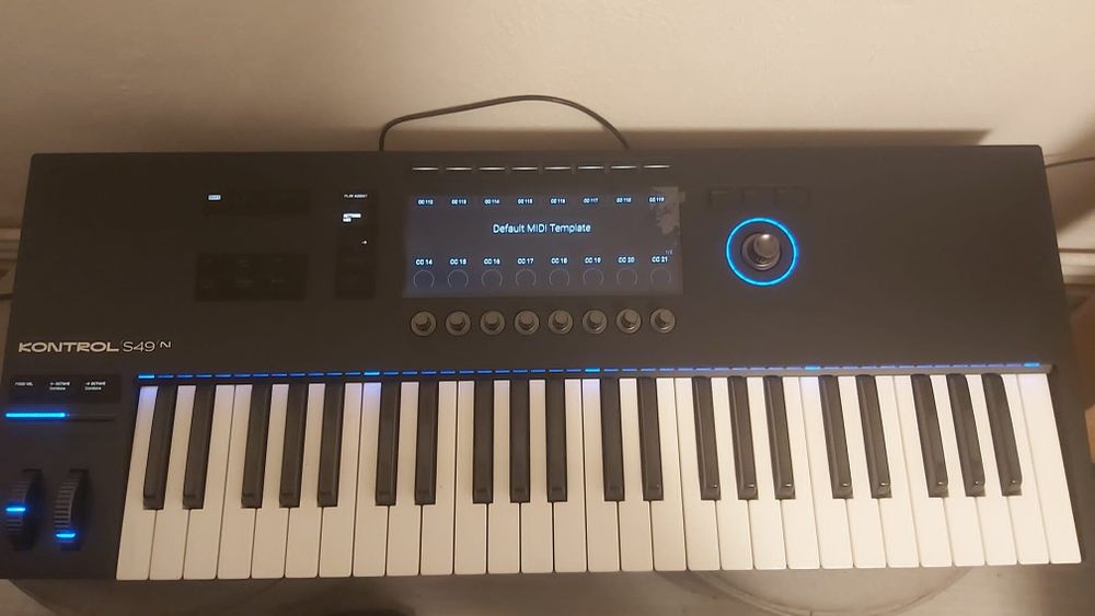 Vând controler MIDI Native Instruments Kontrol S49 MK3