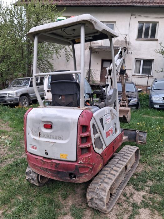 Продавам мини багер takeuchi TB216