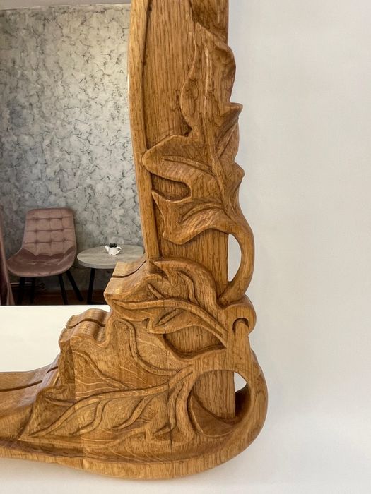 Oglindă cu ramă sculptată în stejar natural