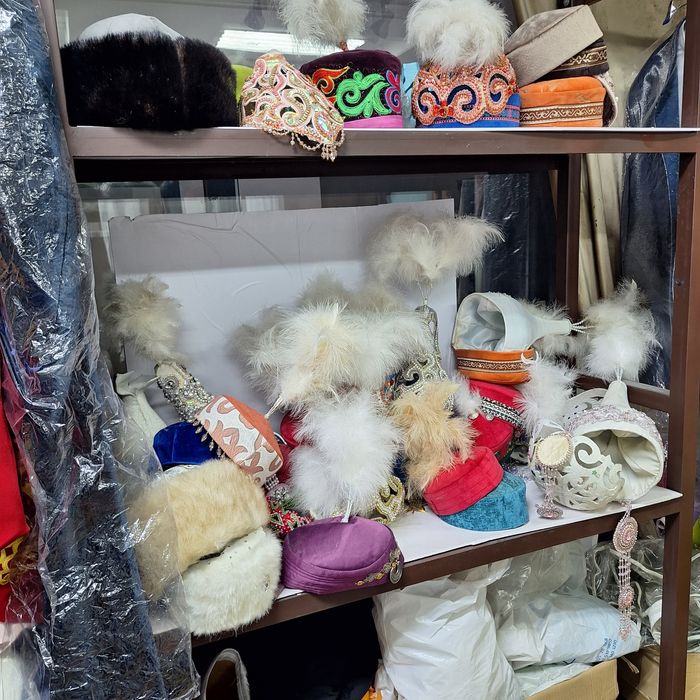 Арзан бағада киімдер сатылады.