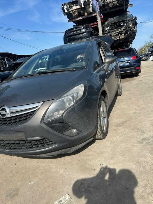 Dezmembrez Opel Zafira C an 2012 2.0 diesel cutie automata