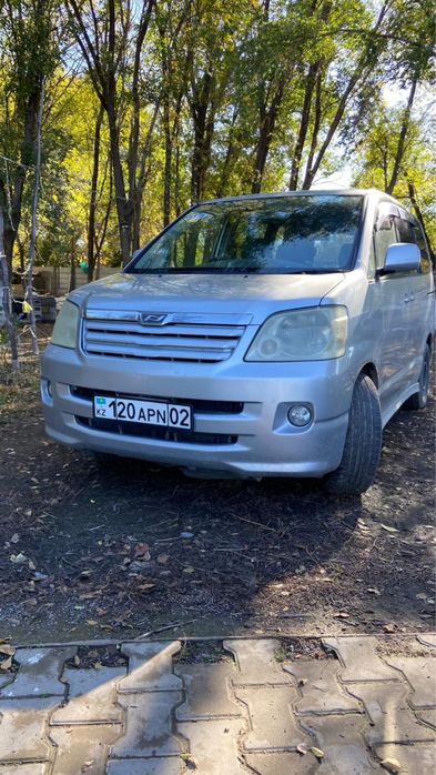Toyota Noah 2004 года выпуска