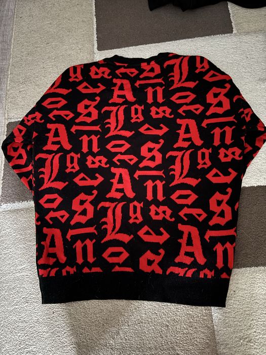 Свитер черно-красный