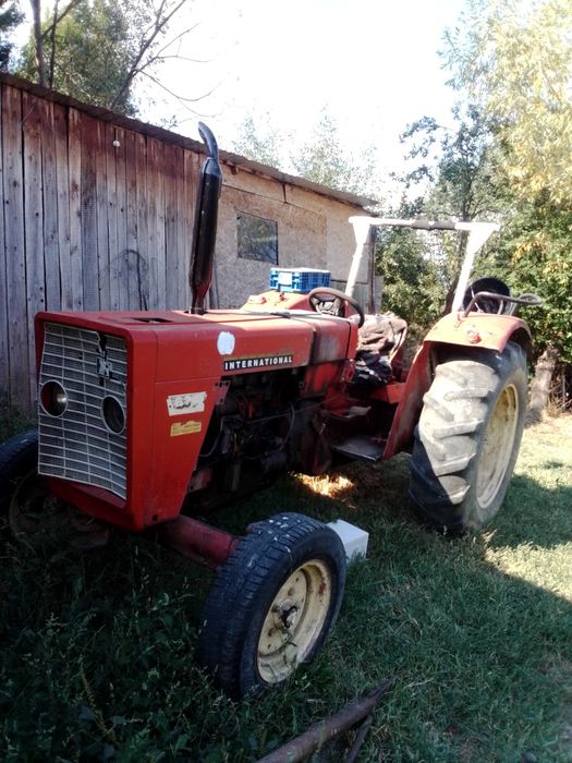 Vând tractor  international 624