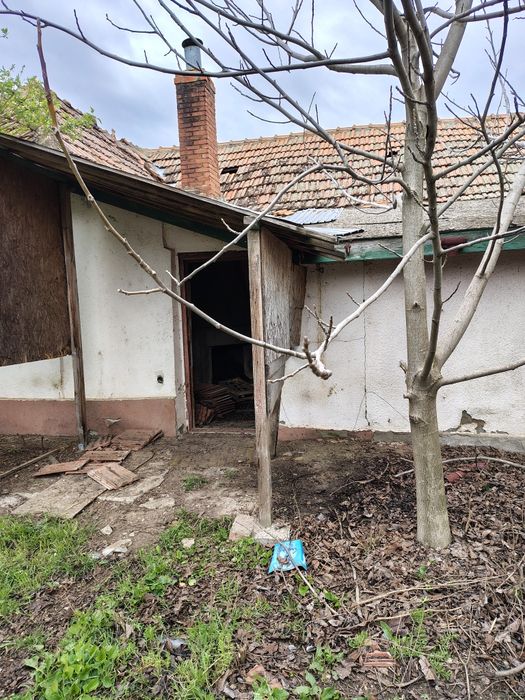 Teren și casa de vanzare