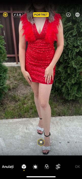 Rochie roșie cu paiete și pene