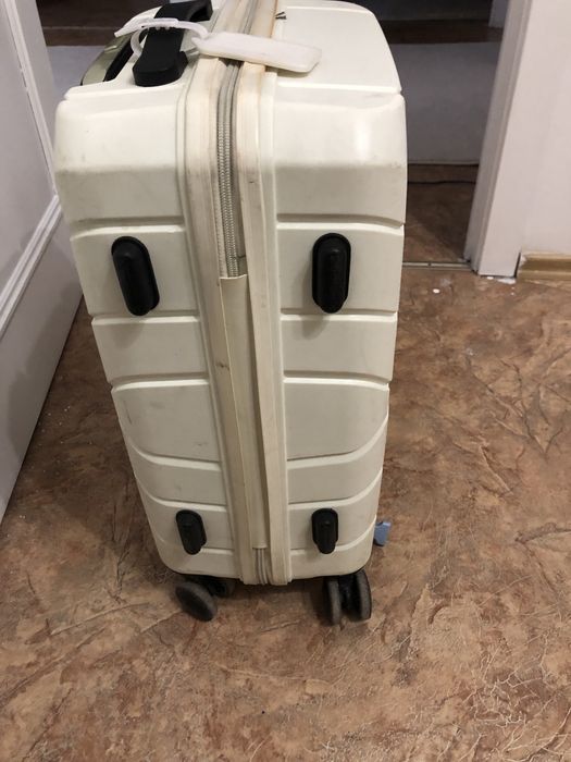 Вместительный крепкий  компактный чемодан