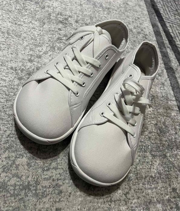 Нови бели гуменки с връзки-голям номер