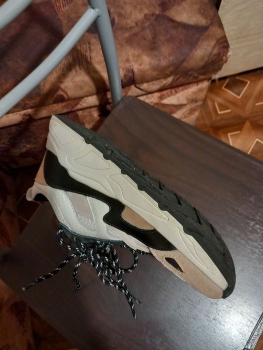 Продавам дамски маратонки.