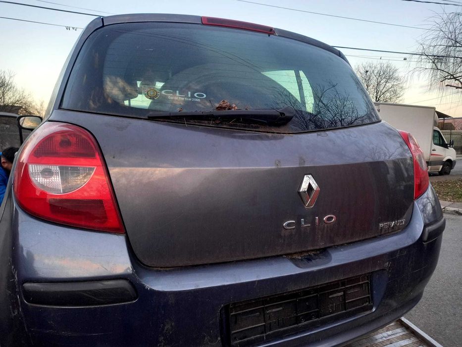 Renault Clio 3, haion cu luneta si motoras, bara spate.