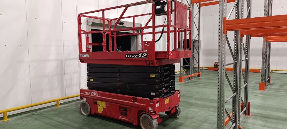 Продам самоходный ножничный подъемник