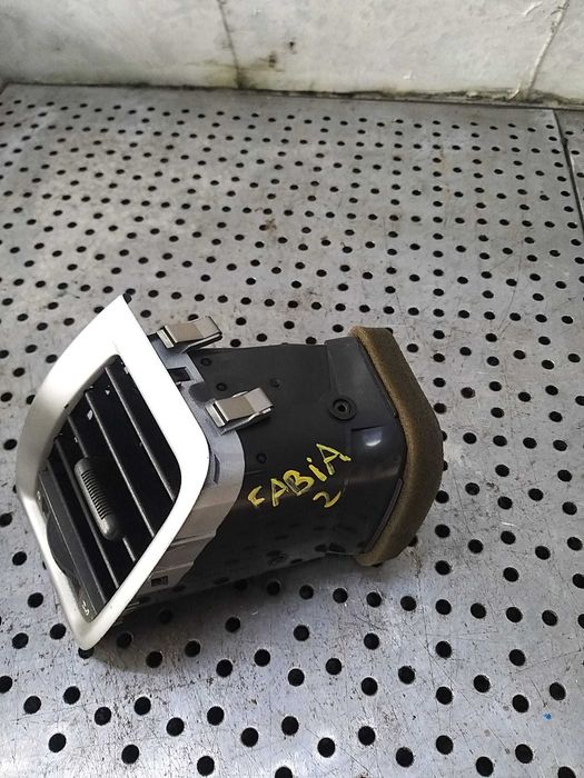Grila ventilatie bord stanga skoda fabia 2 5j 5j0819701