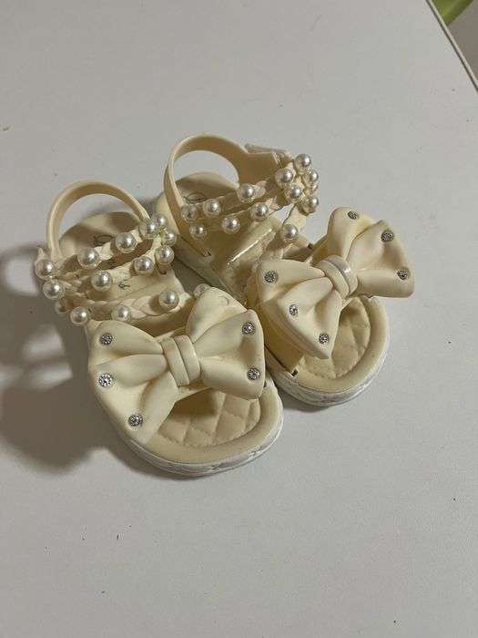 Продам детские сандали для девочки