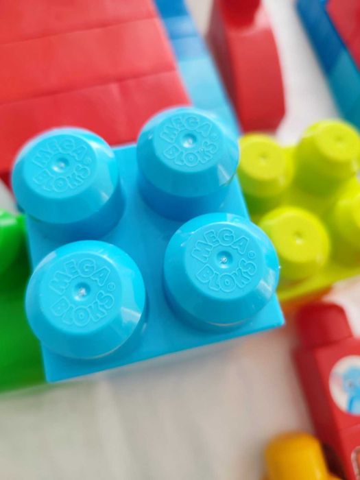 Конструктор Мега Блокс за малки деца.